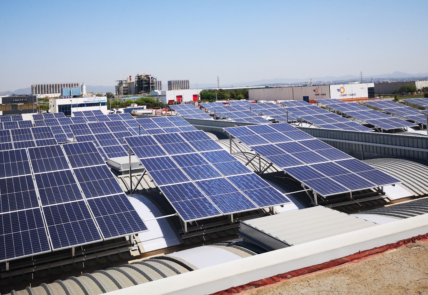  Installation-de-panneaux-solaires-comme-alternative-durable
